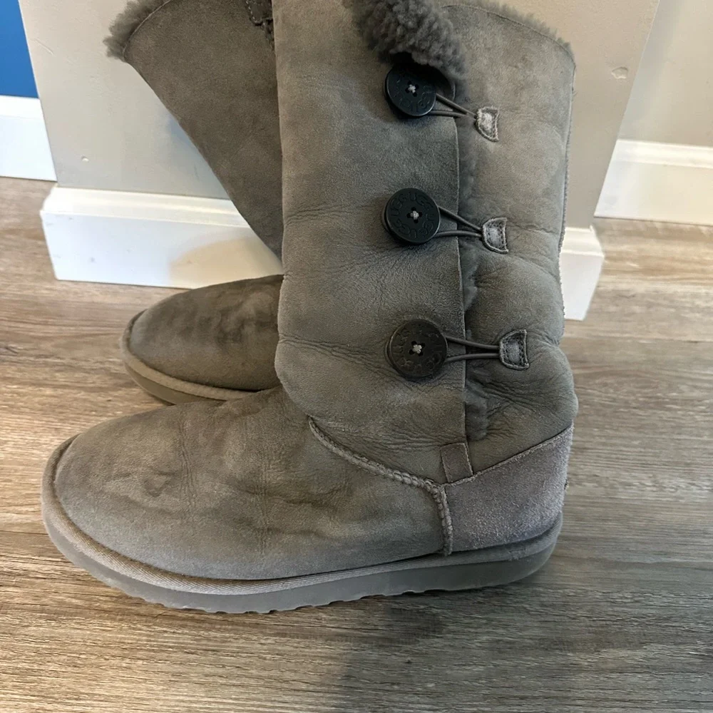 UGG Bailey Triple Button Grey - Picture 4 of 8
